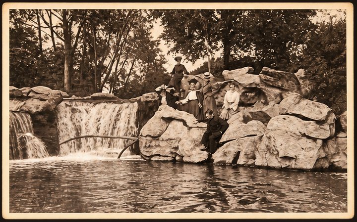 Открытка № 11 — гости на скалах у паркового водопада, сепия